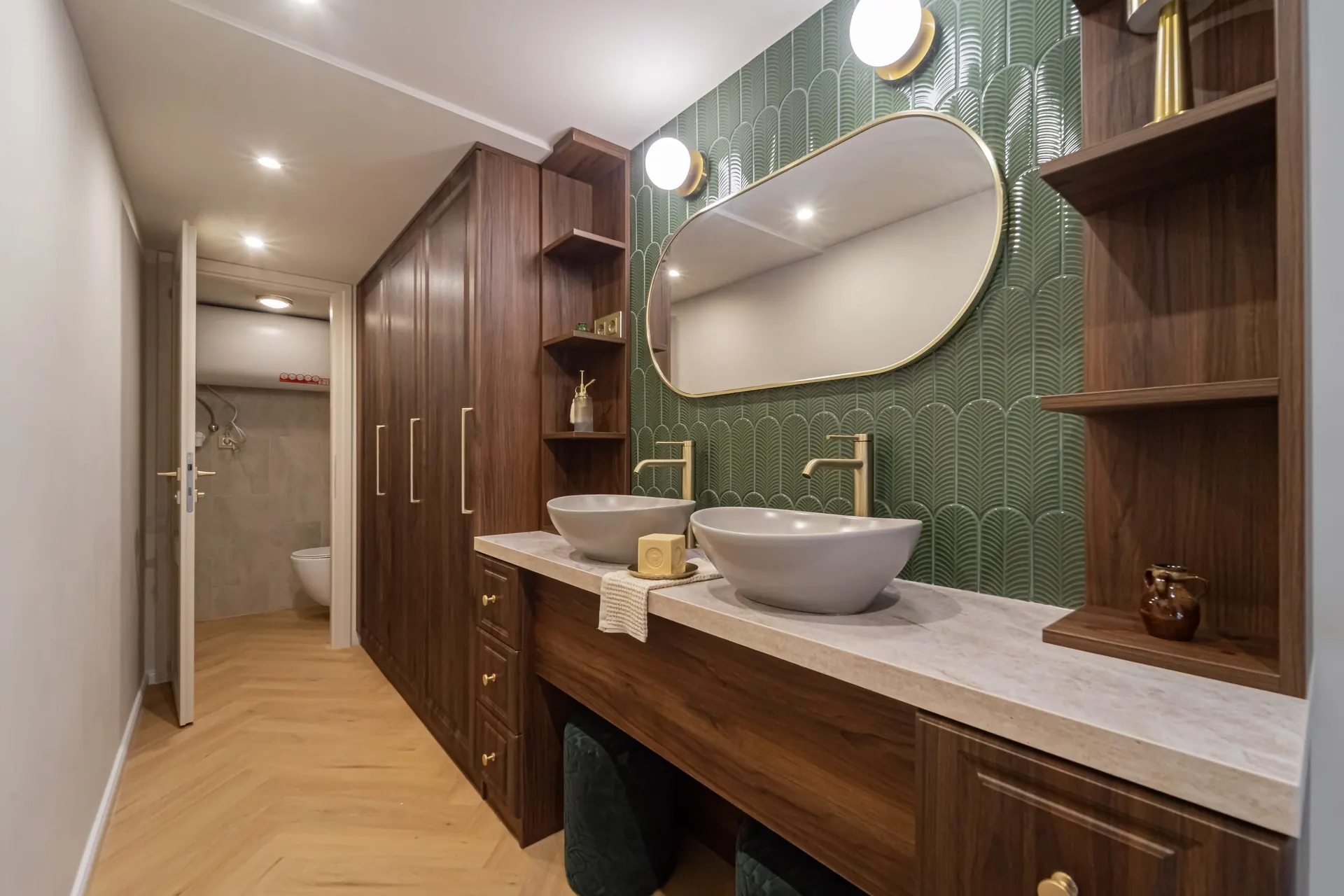 Fürdőszoba zöld art deco csempével, dió bútorokkal és réz csaptelepekkel