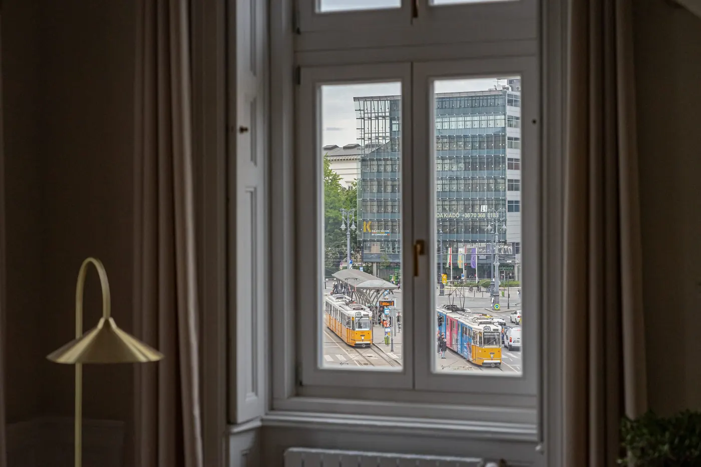 Kilátás az ablakból a Kálvin tér villamosaira