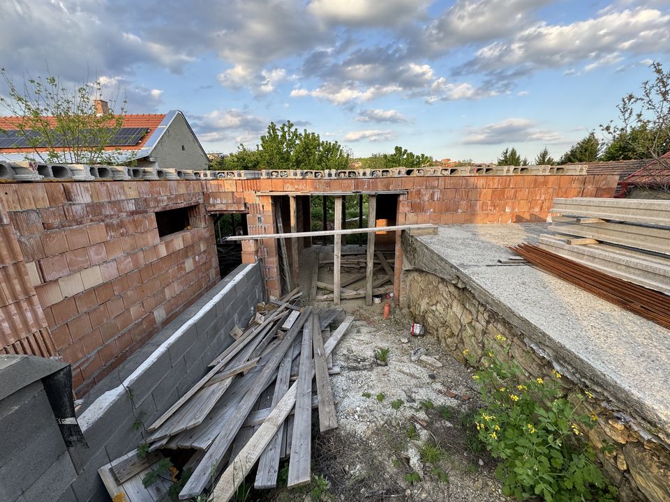 A téglafalak és a nyílásáthidalók, a koszorú zsaluzásával