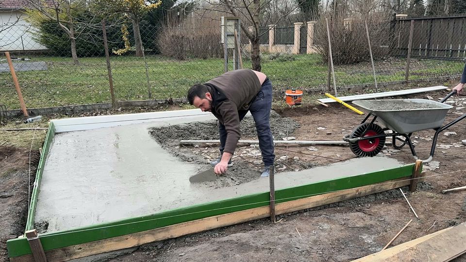 Friss betonalap simítása a zsaluzatban