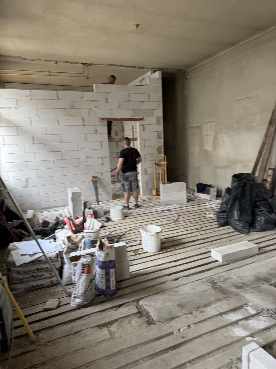 Épülő pórusbeton válaszfal a kibontott lakásban
