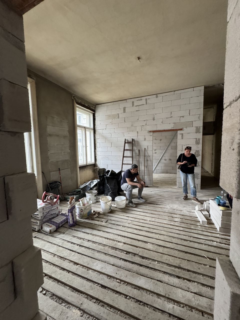 A régi padló felszedve, az új falak már állnak