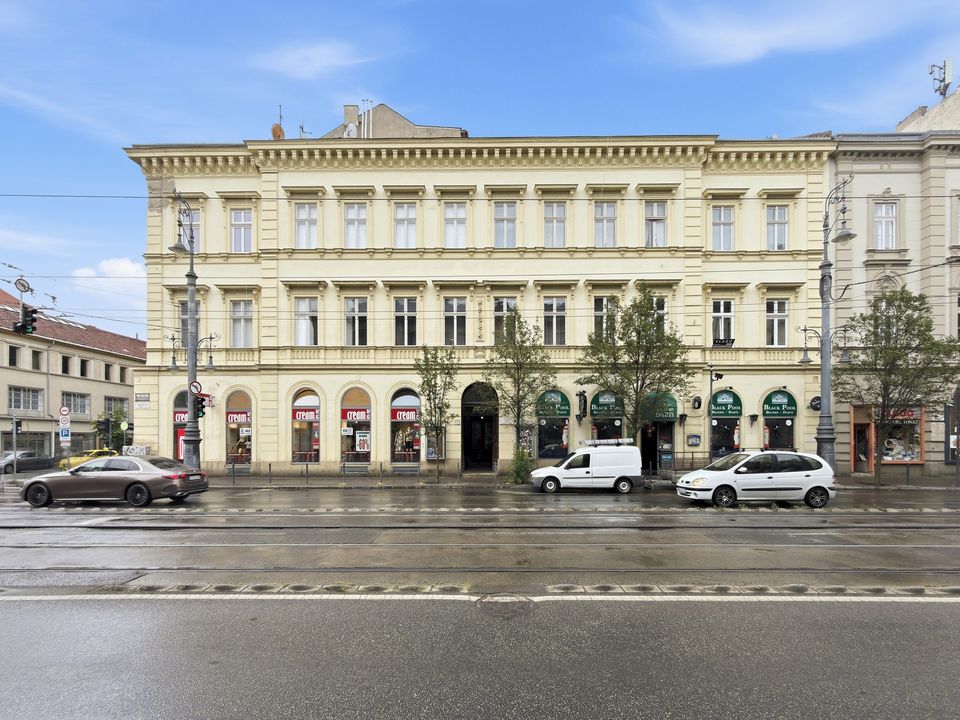 Az Ybl Miklós tervezte épület homlokzata a Vámház körúton